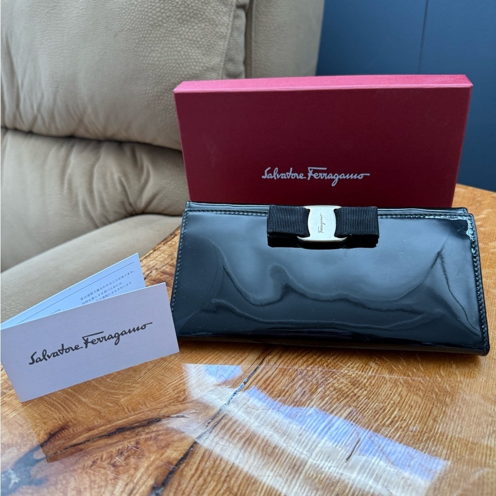 Salvatore Ferragamo patent leather Vara bow continental wallet